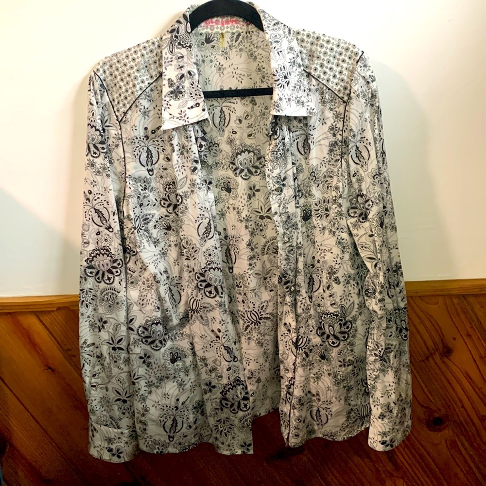 Robert Graham 100% cotton paisley button up